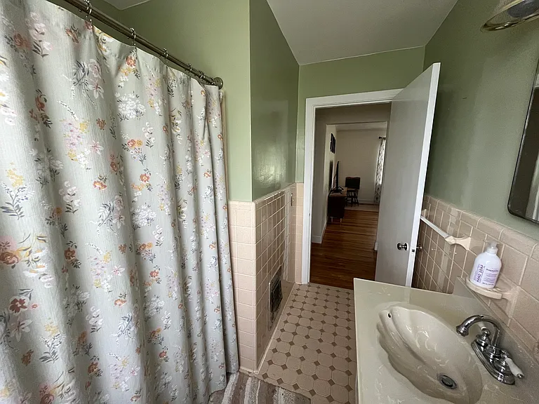 902 James Ave — Photo 18