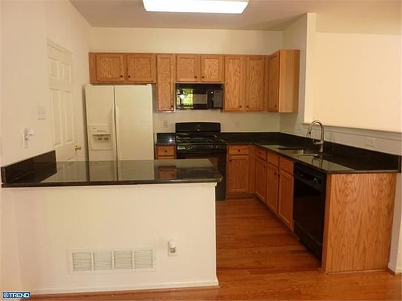 3rd image of 273 Yorktown Ct