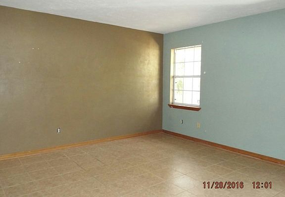 4th image of 206 SE Travis Gln