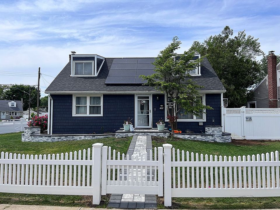 2nd image of 682 Lawrence St