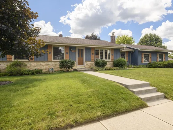 1933 Deerfield DRIVE, West Bend, WI 53090