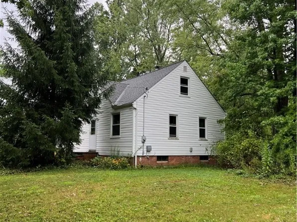 2820 Stark Dr, Willoughby Hills, OH 44094