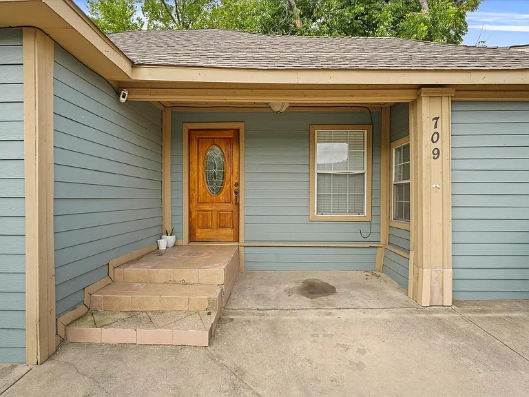 709 S Munger Blvd — Photo 2