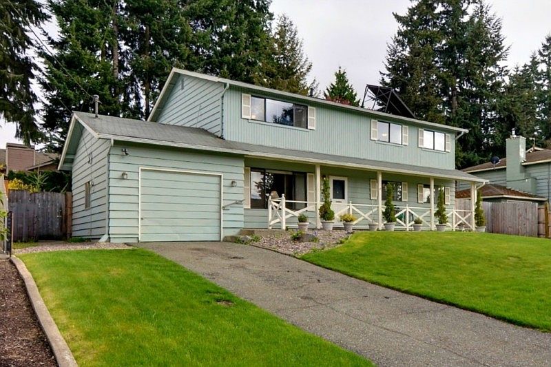 Typical "Edmonds kind of house" on a typical "Edmonds kind of street". Quiet, well kept cul-de-sac. Located just above The Bowl. Across the street from Yost Park and pool, close to schools.