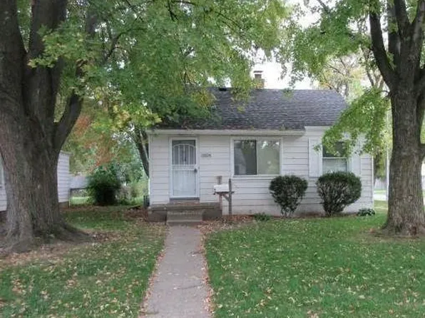 19104 Woodland St, Harper Woods, MI 48225