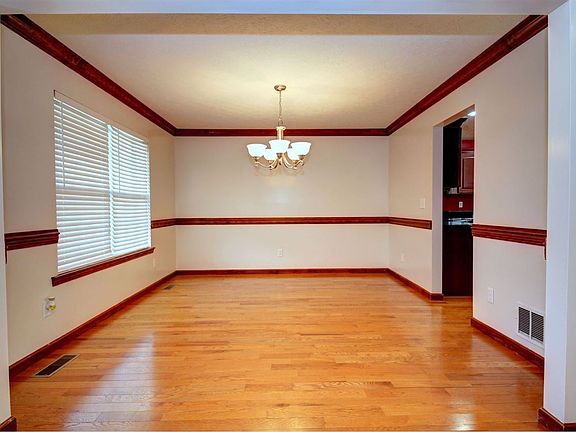 5th image of 35 Glen Oaks Ct