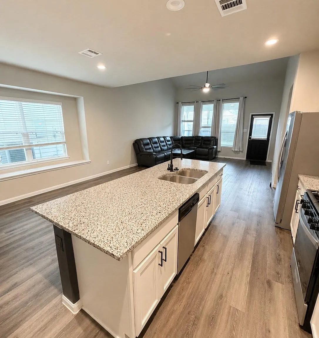 4 bed, 2.5 bath, 2327 sqft, $2,190 — Photo 4