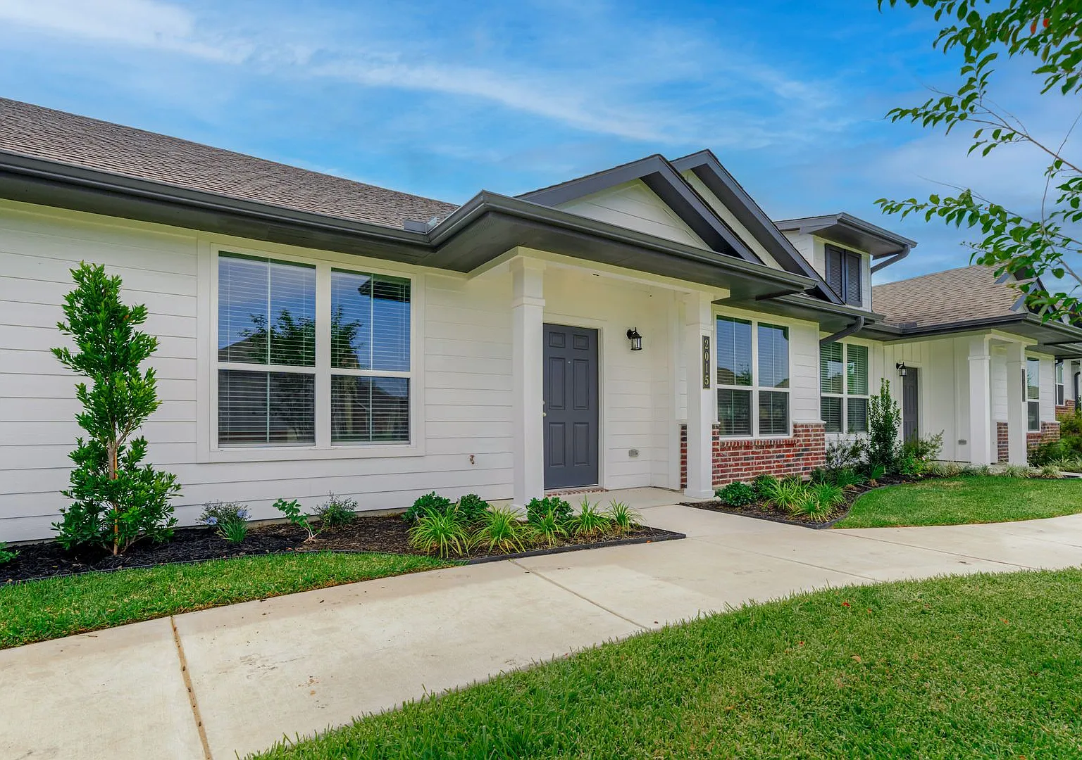 Spacious Townhome Available Now! — Photo 2