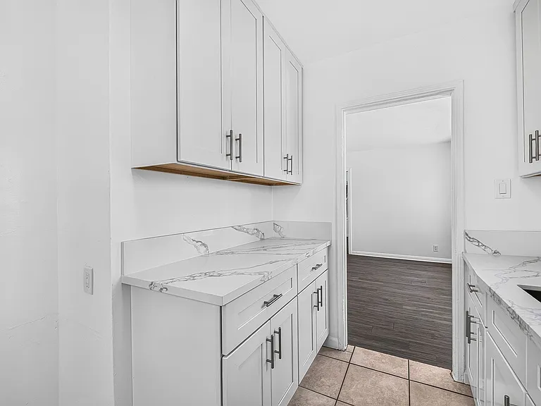 530 W 9th St — Photo 22