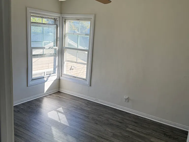 4216 1/2 W Victory Blvd #1/2 — Photo 14