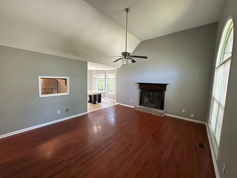 3017 Frontier Ln — Photo 2