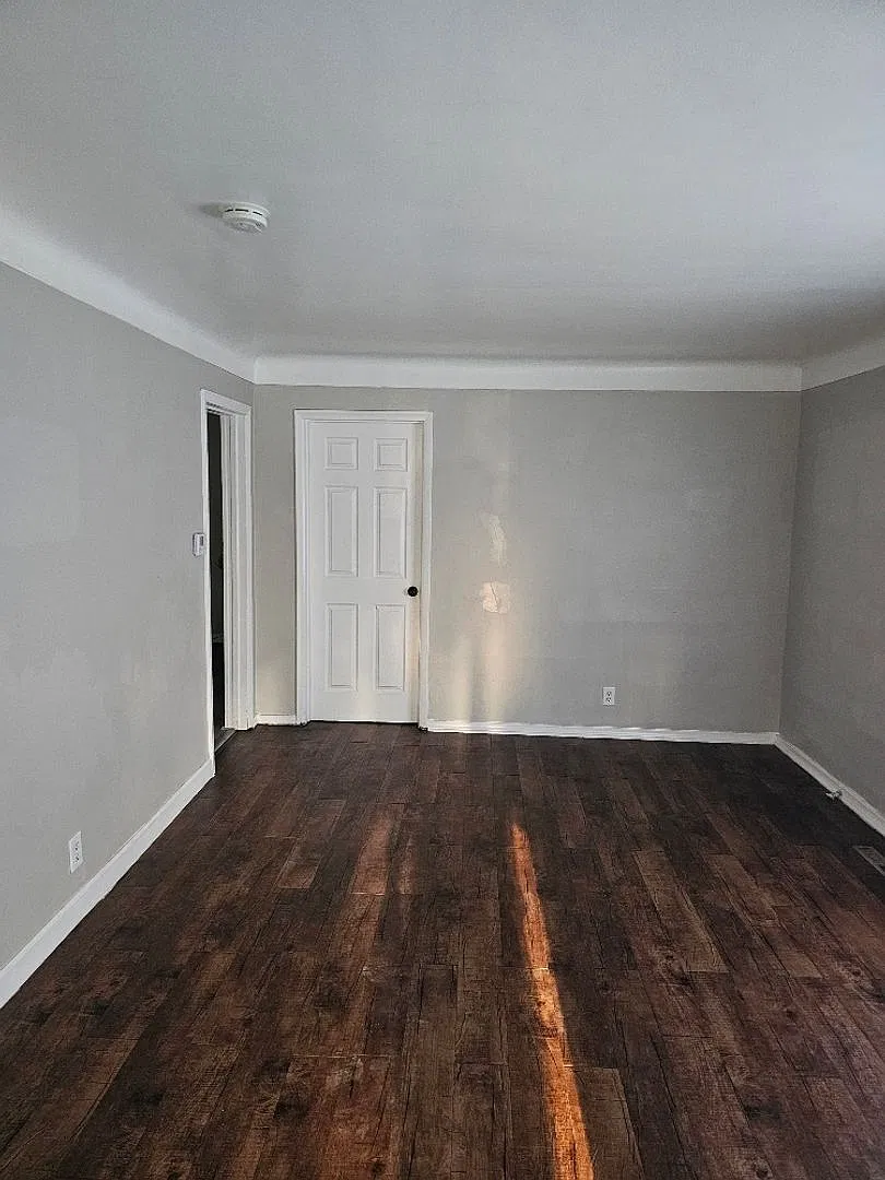 20426 Salem St- 3 Beds & 1 Bath For Rent! — Photo 4