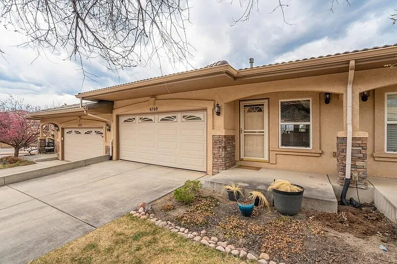 3 bed, 2.0 bath, 1982 sqft, $2,150 — Photo 2