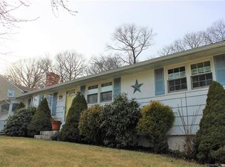 28 Vartellas Dr, Uncasville, CT 06382