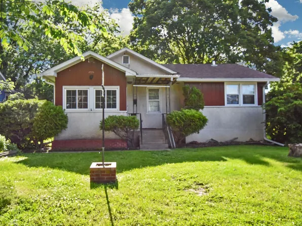 1847 Pleasant St, Lauderdale, MN 55113