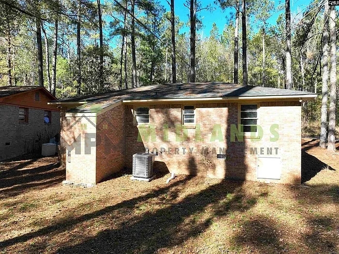 3 bed, 1.0 bath, 930 sqft, $1,200 — Photo 2
