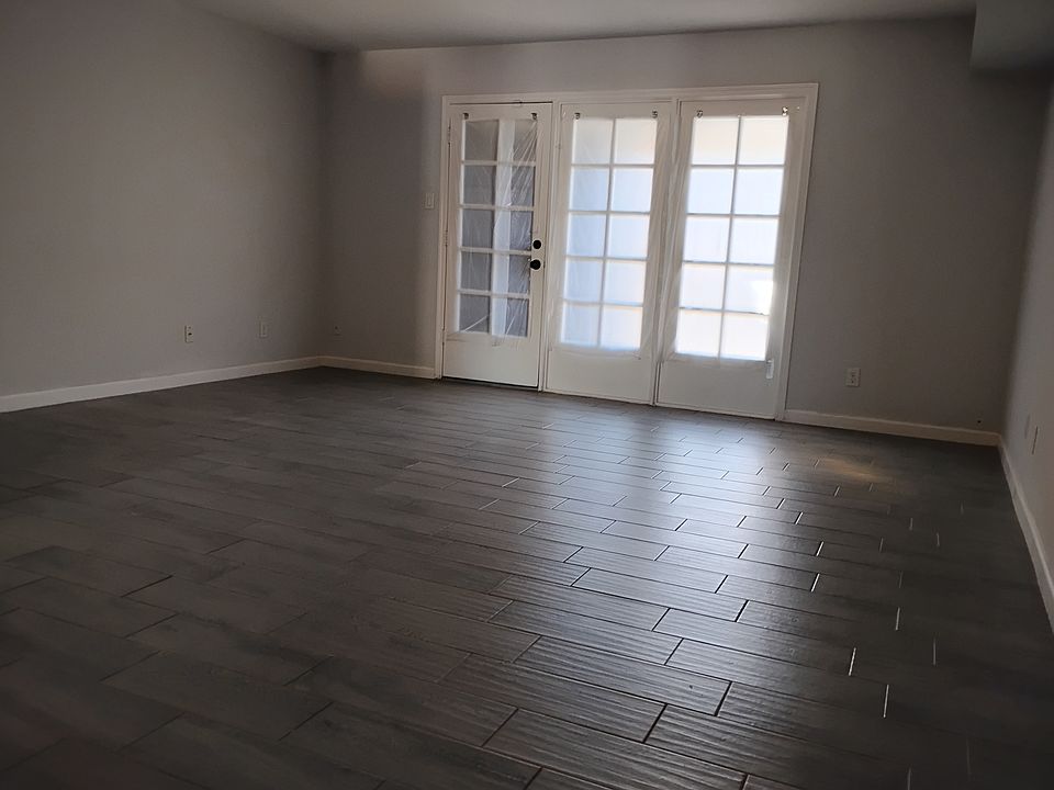 Living room, all new tile.