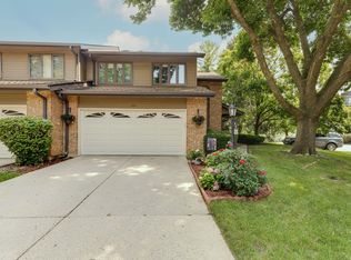 1401 N Picadilly Cir, Mount Prospect, IL 60056