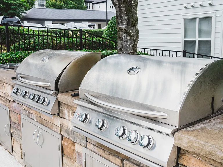 Outdoor gas grills
