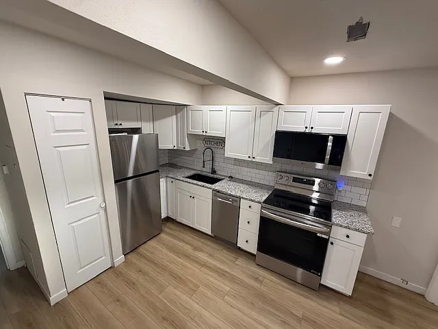525 W 8th St #6 — Photo 9