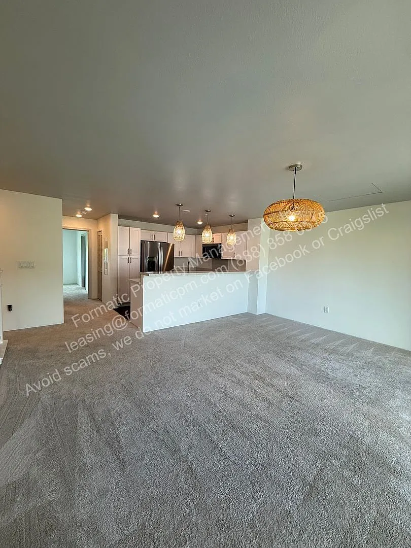 3 bed, 2.5 bath, 1320 sqft, $3,795 — Photo 2