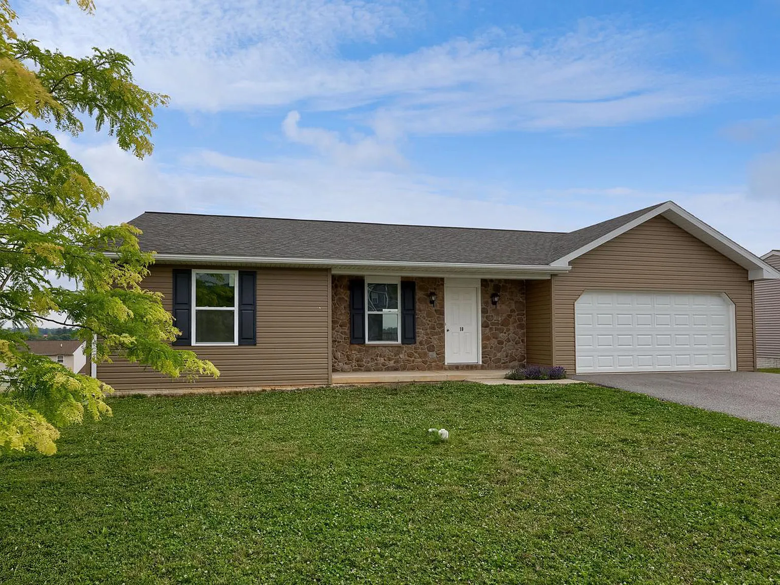3 bed, 1.5 bath, 1344 sqft, $1,795 — Photo 2