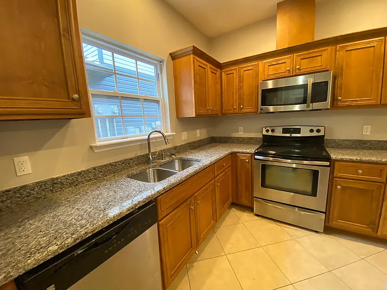 803 W Georgia St #1 — Photo 3