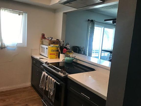 3rd image of 967 S Barrington Ave #1