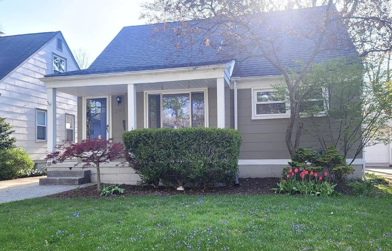 3 bed, 942 sqft, $2,200 — Photo 1