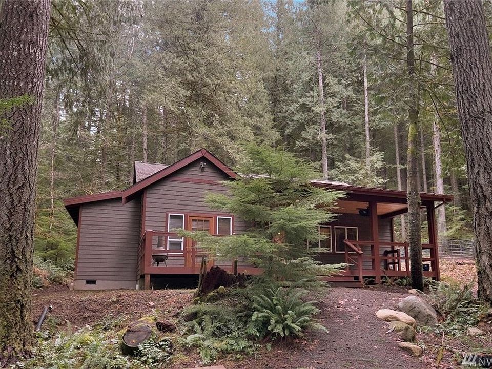 Rustic cabin home nestled in the forest backing up to the private National Forest