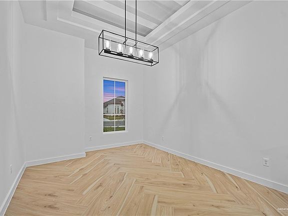 5th image of 2728 E Conroe Rd