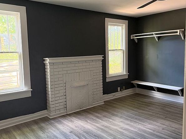 4005 Main St
