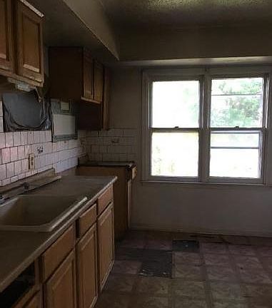 3rd image of 1002 Kensington Way