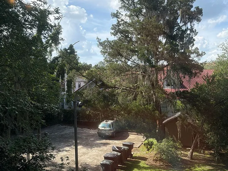 Beautiful downtown quad. 1 and 2 bed units available now. Pets allowed. — Photo 49