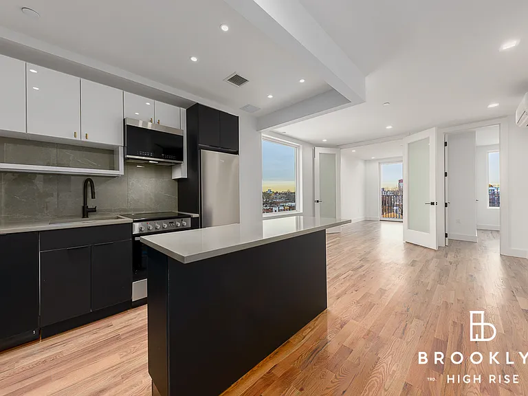 1010 Rogers Ave #4E — Photo 1