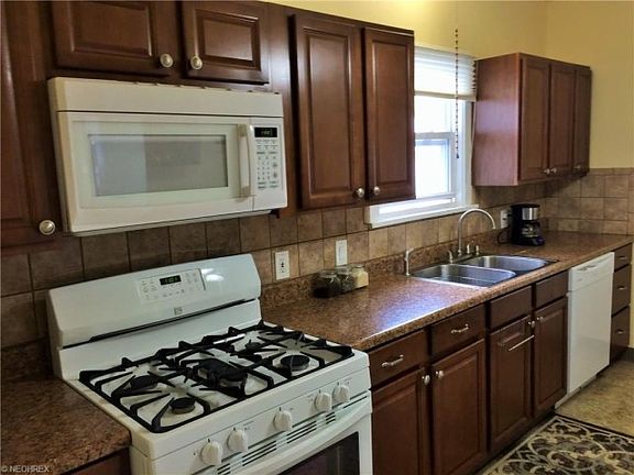 3rd image of 3962 W 157th St