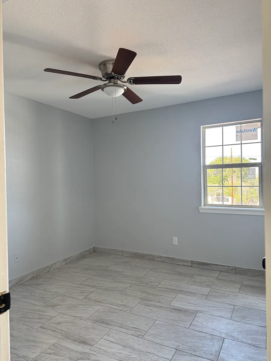Building Photo - 817 E Kearney St #4