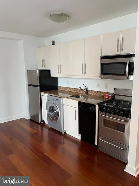 Building Photo - 219 S 18th St #29-511