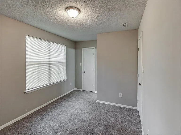 The Hub at 934 Apartments — Photo 21