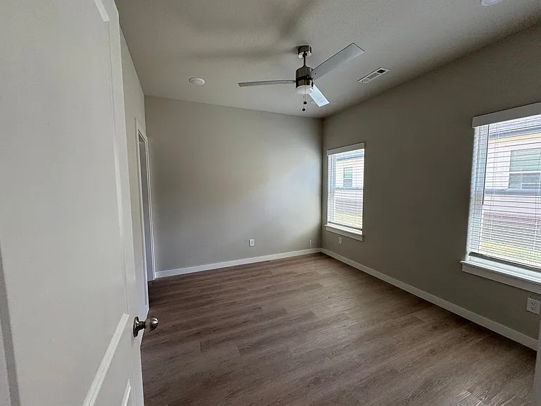 275 N Hunter St — Photo 15
