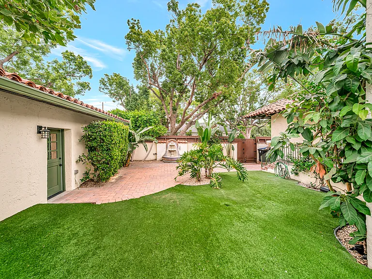 546 S Beachwood Dr — Photo 51