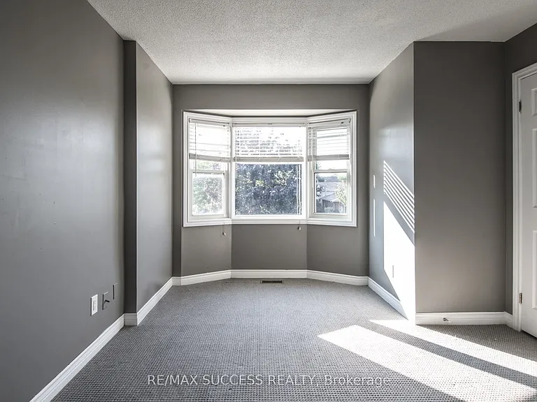 26 Tomahawk Dr — Photo 2
