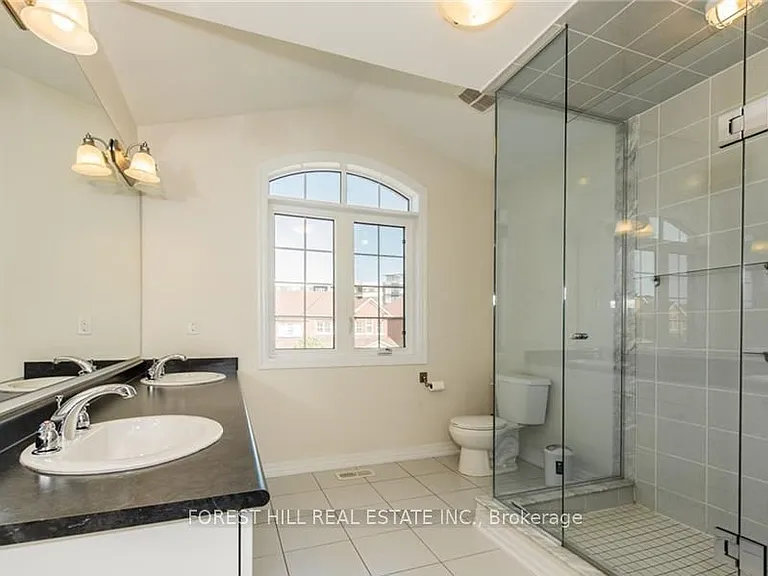 70 Hanson Cres — Photo 15