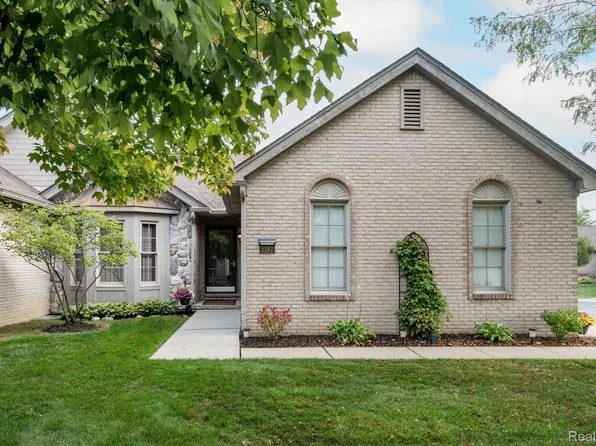2287 Westmont Cir, Sterling Heights, MI 48310