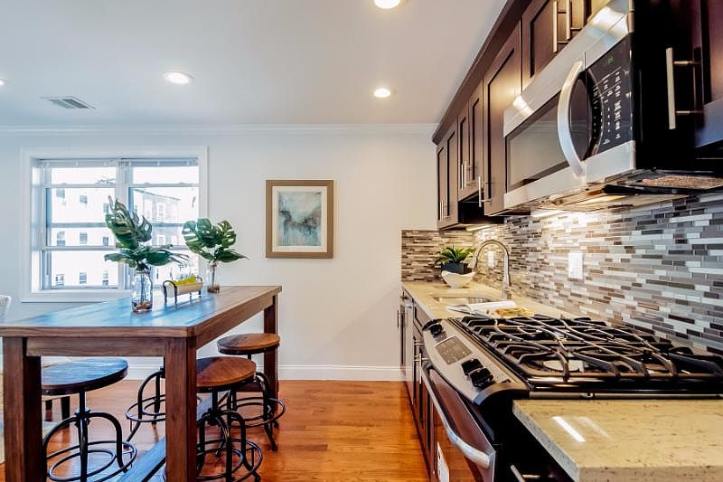 2nd image of 108 Maverick St #2RR