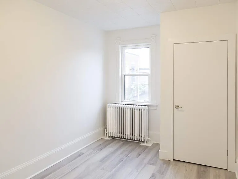 44 Weber St W — Photo 11