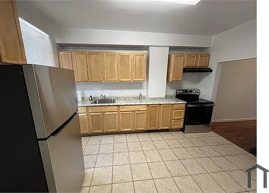 631 N Robinson St — Photo 3