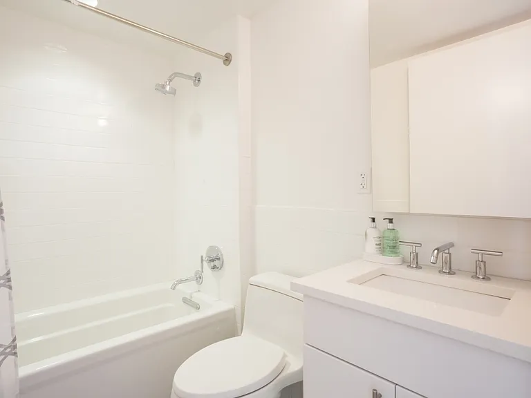 27 Albany Ave #708 — Photo 9