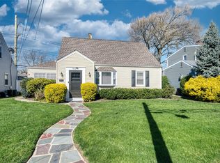 22 Gotham St, Valley Stream, NY 11581