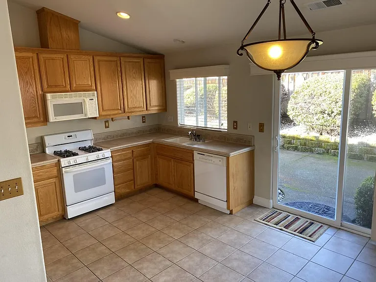 490 Briarwood Dr — Photo 5